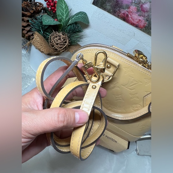 Louis Vuitton Alma Vernis Bb Beige Patent Leather Shoulder Bag - Picture 14 of 16